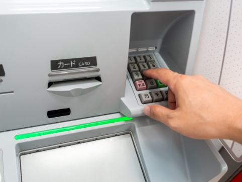 ATMで暗証番号を入力する様子
