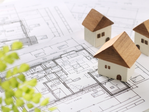 家の模型と間取り図