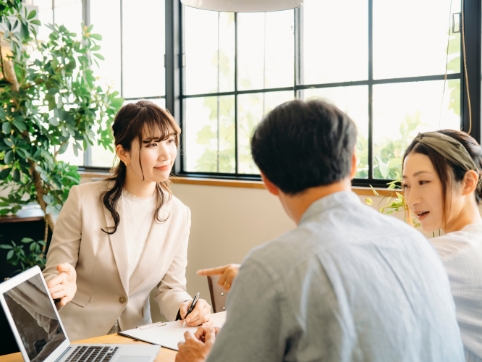 夫婦と相談する女性